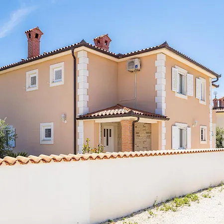 Javor Near Pula Only 1 Km From The With Sea View And Heated Pool * Peruški