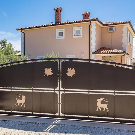 Javor Near Pula Only 1 Km From The With Sea View And Heated Pool * Peruški
