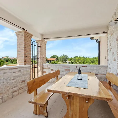 Javor Near Pula Only 1 Km From The With Sea View And Heated Pool فيلة