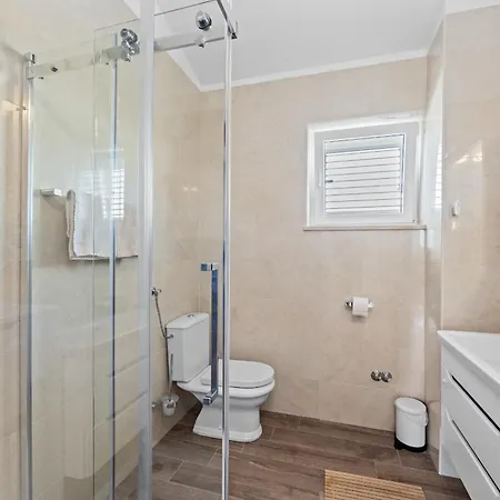 Javor Near Pula Only 1 Km From The With Sea View And Heated Pool فيلة *