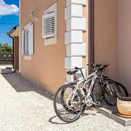Villa Javor Near Pula Only 1 Km From The With Sea View And Heated Pool Peruški