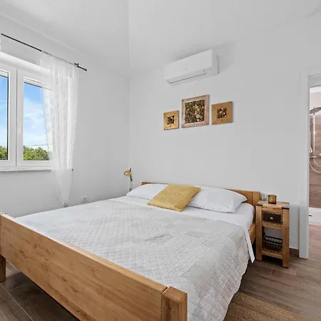 Javor Near Pula Only 1 Km From The With Sea View And Heated Pool * Peruški