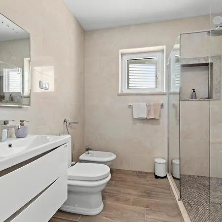 Javor Near Pula Only 1 Km From The With Sea View And Heated Pool Peruški