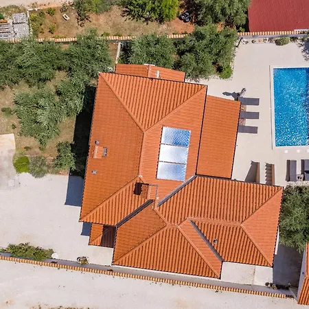 Javor Near Pula Only 1 Km From The With Sea View And Heated Pool * Peruški