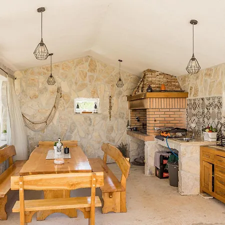 Javor Near Pula Only 1 Km From The With Sea View And Heated Pool * Peruški