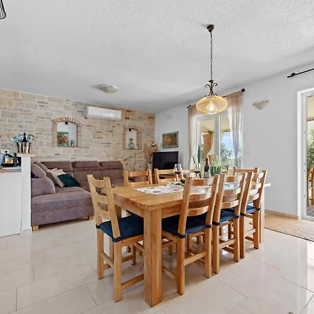 Villa Javor Near Pula Only 1 Km From The With Sea View And Heated Pool Peruški