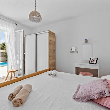 Javor Near Pula Only 1 Km From The With Sea View And Heated Pool * Peruški
