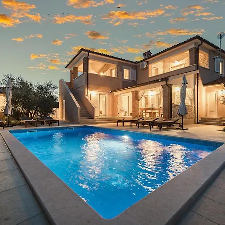 Javor Near Pula Only 1 Km From The With Sea View And Heated Pool Villa *