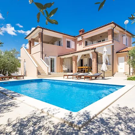 Javor Near Pula Only 1 Km From The With Sea View And Heated Pool * Peruški