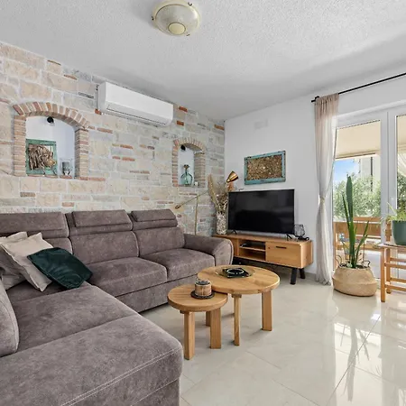 Villa Javor Near Pula Only 1 Km From The With Sea View And Heated Pool *