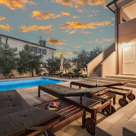 Javor Near Pula Only 1 Km From The With Sea View And Heated Pool Villa *