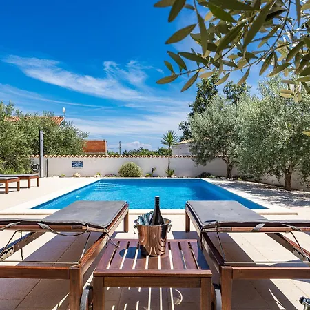 Javor Near Pula Only 1 Km From The With Sea View And Heated Pool Peruški