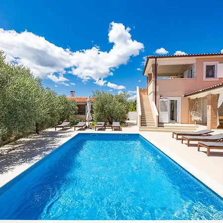 Villa Javor Near Pula Only 1 Km From The With Sea View And Heated Pool *