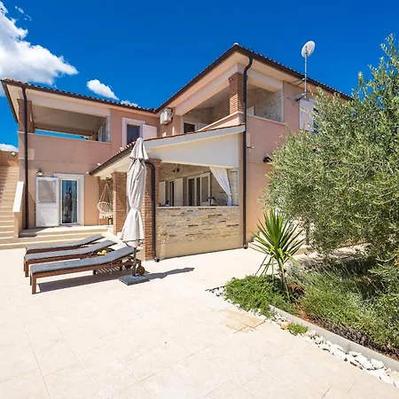 Javor Near Pula Only 1 Km From The With Sea View And Heated Pool * Peruški